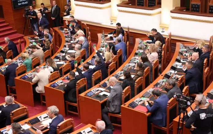 Miratohet me 84 vota projektligji për pagat e magjistratëve, hyn menjëherë në fuqi