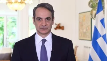 Mitsotakis shpall paketën e re ekonomike: Ulje taksash, 400 euro për pensionistët dhe pagë minimale 1,000 €, rritet bonusi i lindjes