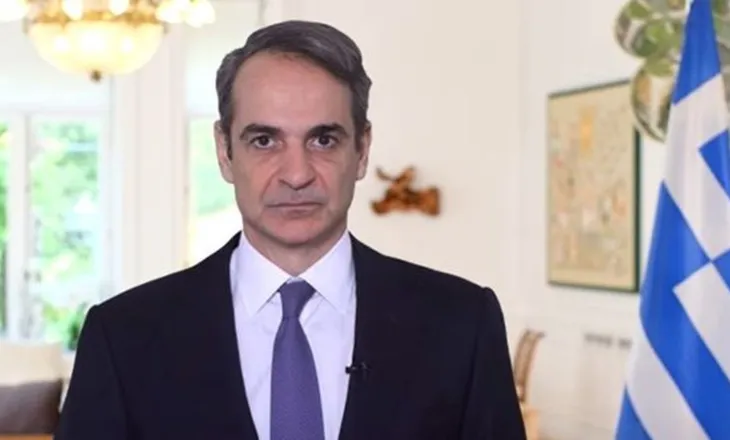 Mitsotakis shpall paketën e re ekonomike: Ulje taksash, 400 euro për pensionistët dhe pagë minimale 1,000 €, rritet bonusi i lindjes