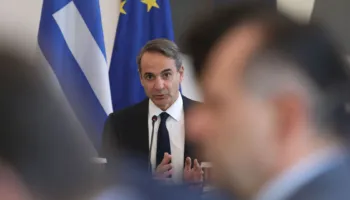 Mitsotakis “zgjidh qesen”,  paketë të re masash, ulje taksash, 400 euro për pensionistët dhe pagë minimale 1,000 €