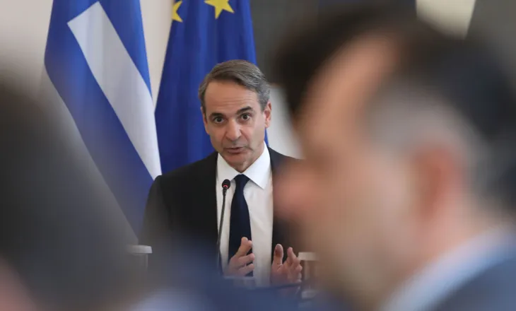 Mitsotakis “zgjidh qesen”,  paketë të re masash, ulje taksash, 400 euro për pensionistët dhe pagë minimale 1,000 €
