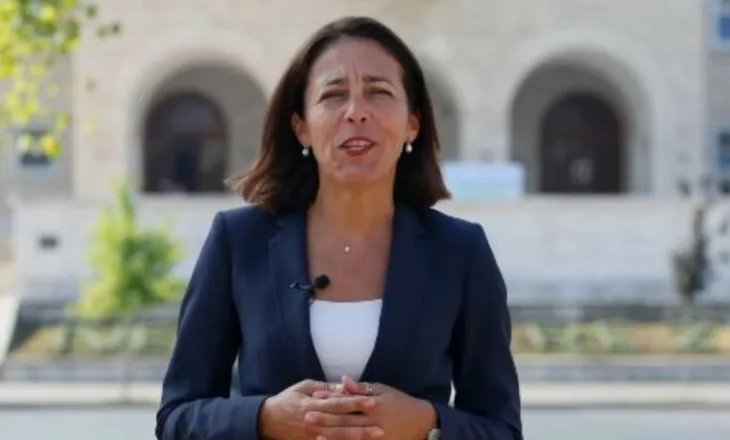 “Moment i rëndësishëm për Shqipërinë” – Dje mori detyrën, ambasadorja e BE në Tiranë jep mesazhin e parë: Jam këtu për të mbështetur çdo hap drejt integrimit (VIDEO)