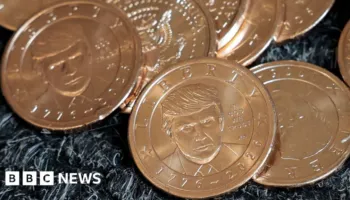 Monedha 1-dollarëshe e Trump-it e bën atë presidentin e parë të gjallë në monedhën amerikane në një shekull