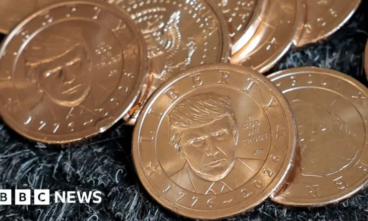 Monedha 1-dollarëshe e Trump-it e bën atë presidentin e parë të gjallë në monedhën amerikane në një shekull