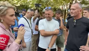 Monika Kryemadhi bashkëbisedon me protestuesit para SPAK: Bashkohuni dhe organizohuni