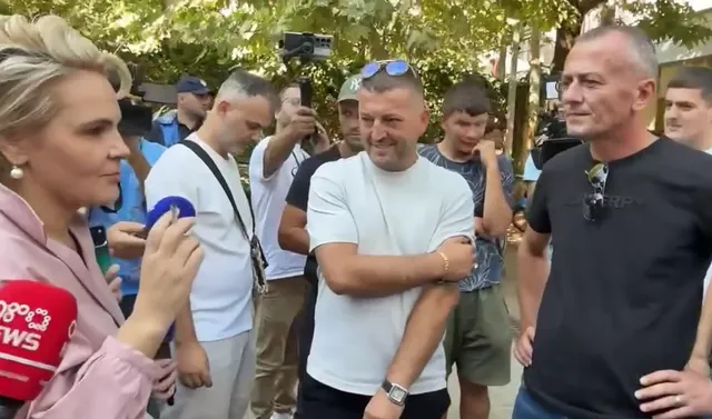Monika Kryemadhi bashkëbisedon me protestuesit para SPAK: Bashkohuni dhe organizohuni