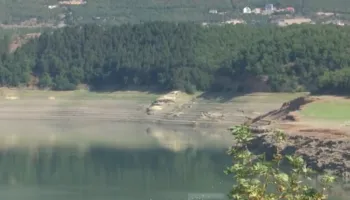 Moti ekstrem/ Thatësira ul nivelin e Fierzës, 2 muaj pa reshje, prurjet bien në vetëm 40 m³ ujë në sekondë