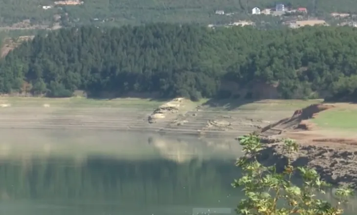 Moti ekstrem/ Thatësira ul nivelin e Fierzës, 2 muaj pa reshje, prurjet bien në vetëm 40 m³ ujë në sekondë