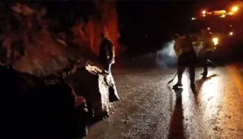 Moti i keq/ Reshjet e shiut shkaktojnë rrëshqitje gurësh e dherash në aksin Skuraj-Burrel, ndërhyhet me fadroma për hapjen!