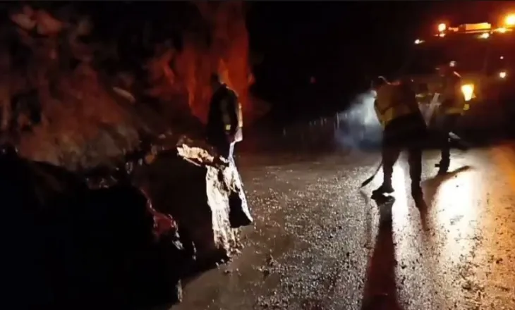 Moti i keq/ Reshjet e shiut shkaktojnë rrëshqitje gurësh e dherash në aksin Skuraj-Burrel, ndërhyhet me fadroma për hapjen!