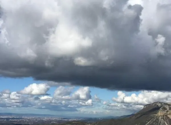 Moti i së dielës: Stabilitet atmosferik me vranësira lokale dhe erë të fortë në bregdet