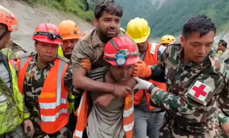Mrekulli në Nepal, dy punëtorë nxirren të gjallë nga tuneli pas 9 ditësh (VIDEO)