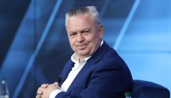 Murrizi: Dumani pinte kafe çdo të hënë me Vlorën, në qershor 2025 e përzuri nga zyra