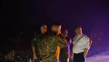 Natë tmerri në Himarë nga zjarret, turistët morën valixhet. Ministri Nufi: 171 efektivë në terren
