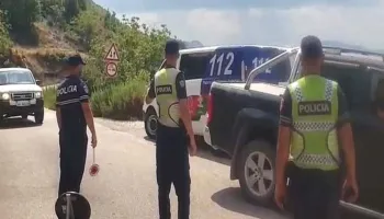 Natë tragjike në Elbasan, motomjeti përplaset me barrierat, humb jetën 31 vjeçari