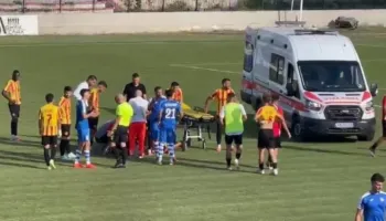 Ndërpritet ndeshja në Kategorinë e Parë, Lorenc Trashi bie në fushë pa ndjenja, transportohet në spital