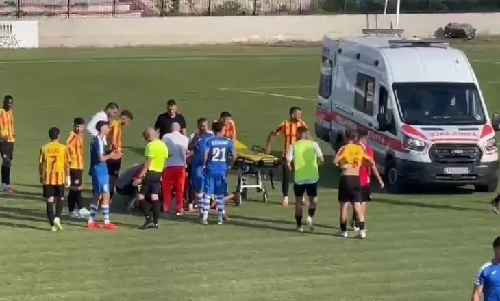 Ndërpritet ndeshja në Kategorinë e Parë, Lorenc Trashi bie në fushë pa ndjenja, transportohet në spital