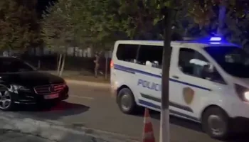 Ndodh në Tiranë, i lë fishek dhe mesazh kërcënues në derë kushëririt, gjobë 300 mijë euro