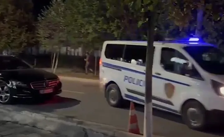 Ndodh në Tiranë, i lë fishek dhe mesazh kërcënues në derë kushëririt, gjobë 300 mijë euro