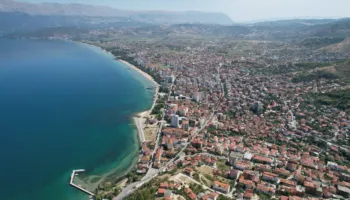 Në gjurmët e një prej liqeneve më të vjetër në botë, çfarë fsheh Pogradeci? 