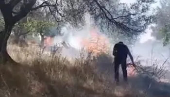 Në ‘luftë’ me flakët në Fier: Shkuan për të ndihmuar banorët, zjarri u dogji makinat dy efektivëve të policisë