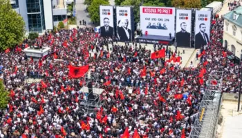 Në prag të vendimit në Hagë, mijëra qytetarë marshojnë për Thaçin dhe ish-krerët e UÇK-së