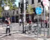Në pritje të Parlamentit dhe protestës, Policia merr masat operacionale dhe bllokon me gardh metalik rrugën që të çon te Kuvendi