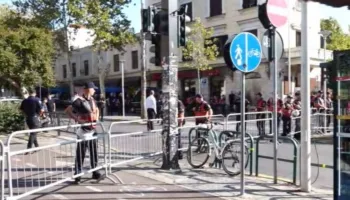 Në pritje të Parlamentit dhe protestës, Policia merr masat operacionale dhe bllokon me gardh metalik rrugën që të çon te Kuvendi