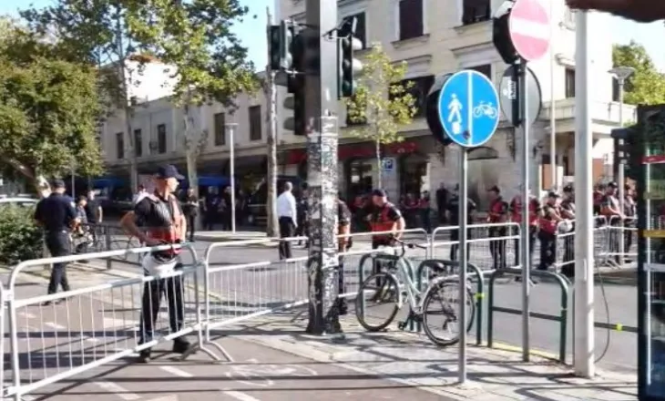 Në pritje të Parlamentit dhe protestës, Policia merr masat operacionale dhe bllokon me gardh metalik rrugën që të çon te Kuvendi