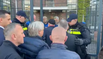 Në pritje të vendimit në Hagë, familjarët e Hashim Thaçit dhe Rexhep Selimit hyjnë në gjykatë