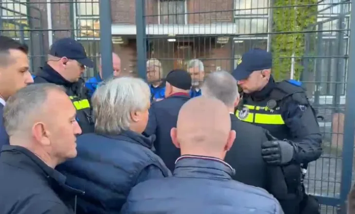 Në pritje të vendimit në Hagë, familjarët e Hashim Thaçit dhe Rexhep Selimit hyjnë në gjykatë