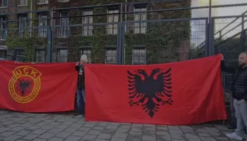 ‘Nën ethet’ e pritjes! Qytetarët ‘veshin’ me flamuj kuq e zi godinën e Gjykatës Speciale të Hagës