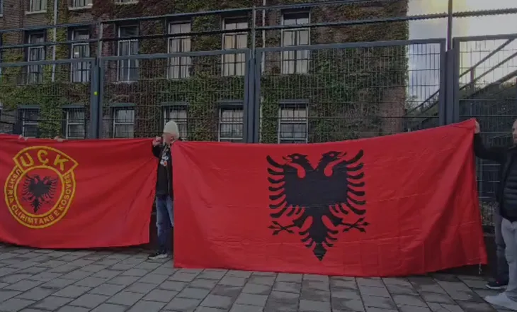 ‘Nën ethet’ e pritjes! Qytetarët ‘veshin’ me flamuj kuq e zi godinën e Gjykatës Speciale të Hagës