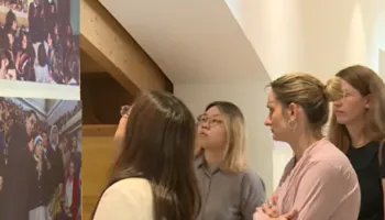 Nënë Tereza në 30 fotografi, çelet ekspozita me momente të rralla nga jeta e saj