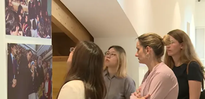 Nënë Tereza në 30 fotografi, çelet ekspozita me momente të rralla nga jeta e saj