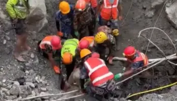 Nëntë ditë nën rrënoja, dy persona gjenden të gjallë në një tunel në Nepal – pamje