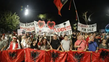 Nesër masat e sigurisë për 14 protestuesit e arrestuar, protestë para gjykatës së Tiranës