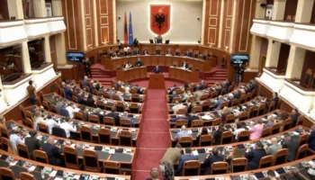 Nesër nis sesioni parlamentar, qytetarët njoftojnë protestë përpara Kuvendit