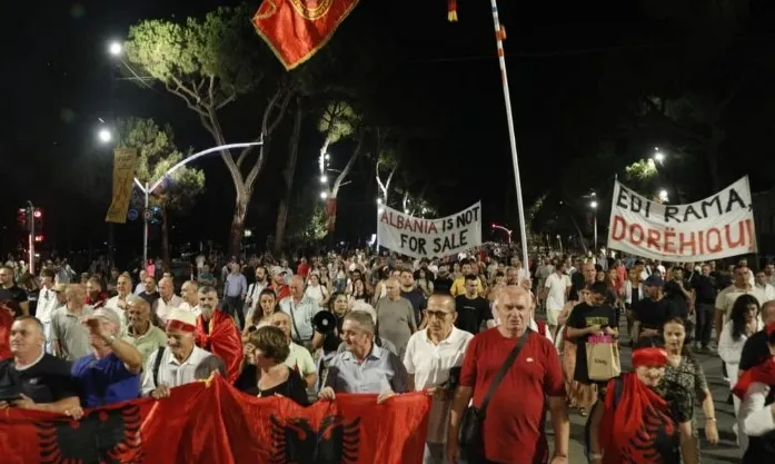 “Nesër te Parlamenti”- Dita e 109-të e protestës, dënohet vendimi i Hagës: Është një padrejtësi bazuar në dëshmi të rreme!
