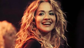 Nga ëndrrat e izoluara te skenat gjigande botërore, një udhëtim me muzikën e Rita Orës
