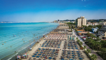 Nga hotelet te apartamentet, pse turistët po ndryshojnë mënyrën e pushimeve në Shqipëri
