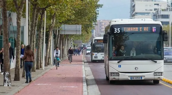 Nga sot 30% më pak autobusë urbanë në Tiranë. Operatorët reduktojnë flotën