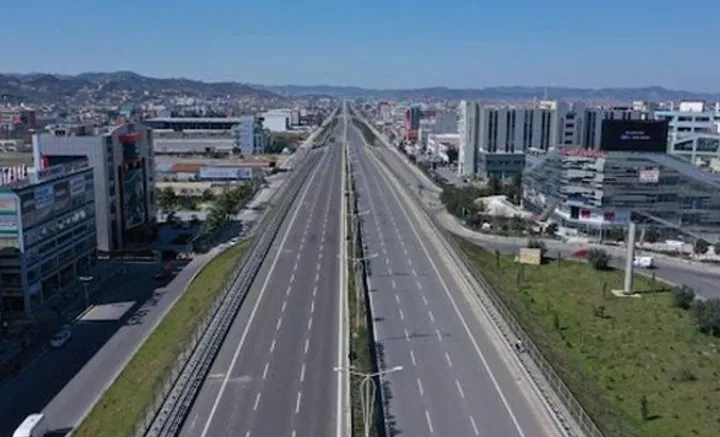 Nga sot nis bllokimi i autostradës Tiranë – Durrës. Kufizimet 1-3 shtator nga ora  23:00-05:00