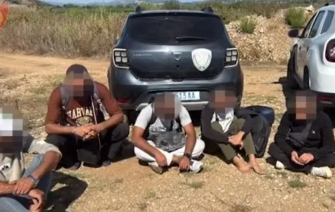 Nga Tirana në kufi me Greqinë, transportojnë refugjatë drejt BE-së. Dy të arrestuar në Sarandë