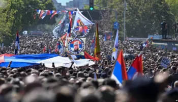 Nga zyrtarët e lartë tek “Ujqit e Natës”: Kush e përcolli Mlladiqin?
