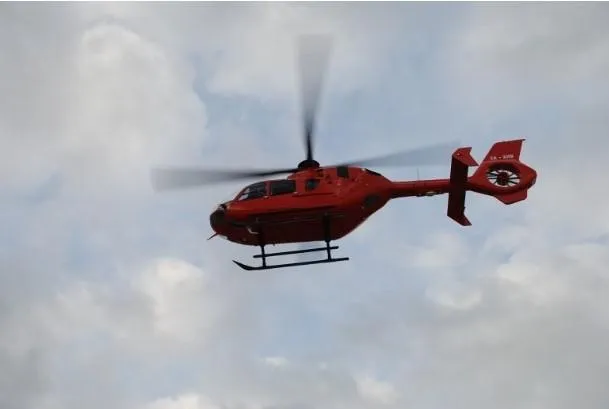 Ngjarje e rëndë në Skrapar: Foshnja 1-vjeçare dëmton dorën me grirëse mishi, transportohet me helikopter te Trauma