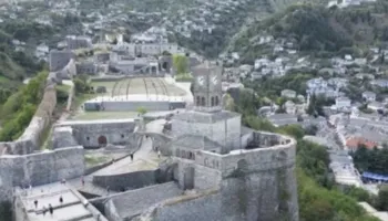 Ngre siparin ekspozita e piktorit Pëllumb Pucit në kalanë e Gjirokastrës