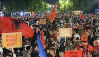 Nis grumbullimi në Prishtinë, qindra qytetarë në mbështetje të ish-krerëve të UÇK-së