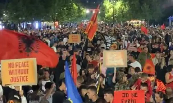 Nis grumbullimi në Prishtinë, qindra qytetarë në mbështetje të ish-krerëve të UÇK-së