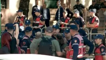 Nis protesta dhe tensionet para Kuvendit, shoqërohen 2 persona